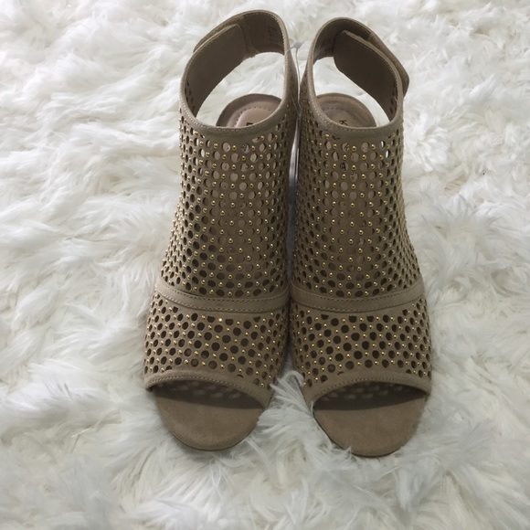 Kim Rogers- Tan Block Heel Sandals - Picture 5 of 8